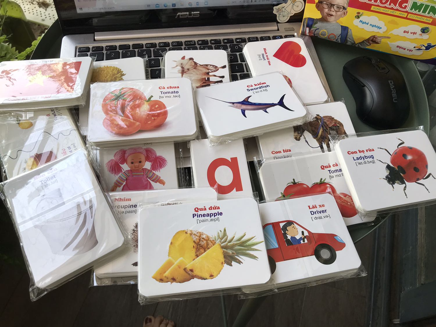 Mua sale 50%. Tiki giao đúng hẹn. Bộ thẻ khá nhiều chủ đề. Có những hình bị trùng lặp, các chủ để không được hay lắm, hình chọn in cũng chưa được đẹp. Tổng thể thì với giá 52k cũng tương đối ổn. Mua sale 50%. Tiki giao đúng hẹn. Bộ thẻ khá nhiều chủ đề. Có những hình bị trùng lặp, các chủ để không được hay lắm, hình chọn in cũng chưa được đẹp. Tổng thể thì với giá 52k cũng tương đối ổn.