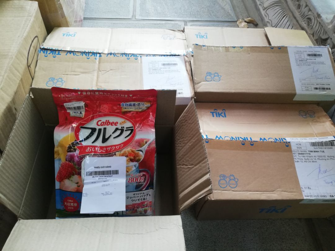 Chào shop. Mình đã nhận 4 đơn hàng ngày 27/10/19, khi hôm nay kiểm tra đơn hàng thì trong 4 thùng hàng tiki giao có 1 thùng nhỏ và nhẹ hơn các thùng còn lại nên mình mở ra xem thì phát hiện combo ngũ cốc 2 gói trong thùng hàng này chỉ có 1 gói. Mình đã thanh toán đơn hàng qua thẻ nay lại nhận hàng thiếu chưa kể việc giao hàng trể hơn dự kiến cả tuần lễ. 

Nếu không được bồi thường, mình xin trả lại đơn hàng này. 

Đây là hình ảnh xác thực.

Mong được trợ giúp.