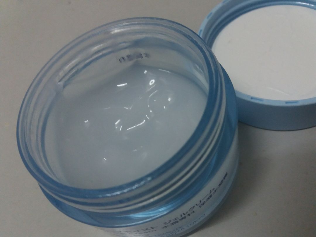 1. Do là sp cấp ẩm nên phù hợp khi nằm điều hòa vào mùa hè và vào mùa đông khô hanh.  ( mùa hè nóng chảy mồ hôi mà bôi vào thì vừa bí nóng vừa chảy hết kem)

2. Cảm quan nhìn thấy chất cream nặng, quánh vừa phải kiểu do ngậm nước ấy. Khi bôi lên da dùng lượng vừa phải và nên vỗ nhẹ da để thấm.

3. Khi da đang khô sử dụng thấy da được dịu lại do cấp ẩm do vậy khi ngủ trong phòng điều hòa da không khô, sáng dậy da vẫn ẩm, khi rửa mặt thấy có chất kem ẩm vẫn lưu trên da nên sau khi ngủ dậy rửa mặt thấy da đỡ bí hơn.

3.Tớ dùng sản phẩm là bước cuối cùng của quá trình skincare, bôi xong là đi ngủ. Vì cấp ẩm là chủ yếu nên ko mong da sẽ trắng hay trị mụn gì đâu.