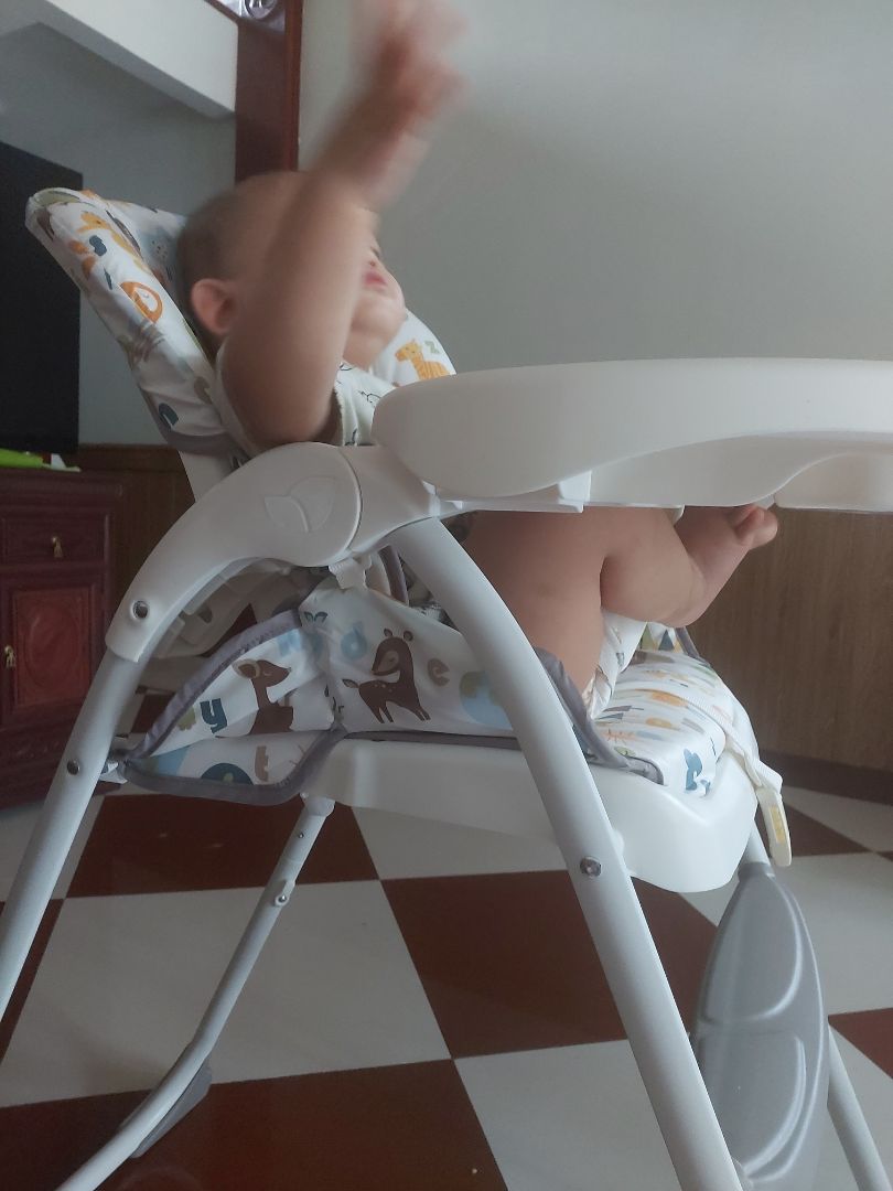 về sản phẩm:
- thiết kế và màu sắc rất đẹp không rối mắt, chất liệu nhựa rất mịn.
- Khay bàn ăn rất rộng, mình từng có 4 cái ghế ăn chưa cái nào bàn ăn to thế  :)
- Ghế ngả nhiều tư thế rất trơn tru. 
- Gấp lại mở ra rất dễ bằng 1 tay không khó khăn tẹo nào. 
- Tuy gọn nhẹ nhưng rất chắc chắn. 
mình ở Việt Nam không lâu nên định mua một chiếc ghế vừa tiền dùng tạm tạm nhất thời thôi, nhưng chiếc ghế này thực sự vượt ngoài sự mong đợi của mình. so với giá thành của nó thì mình thấy quá tuyệt vời. 

Điểm trừ : thời gian giao hàng của Tiki quá quá ......lâuuuuuu. 10 ngày mới giao