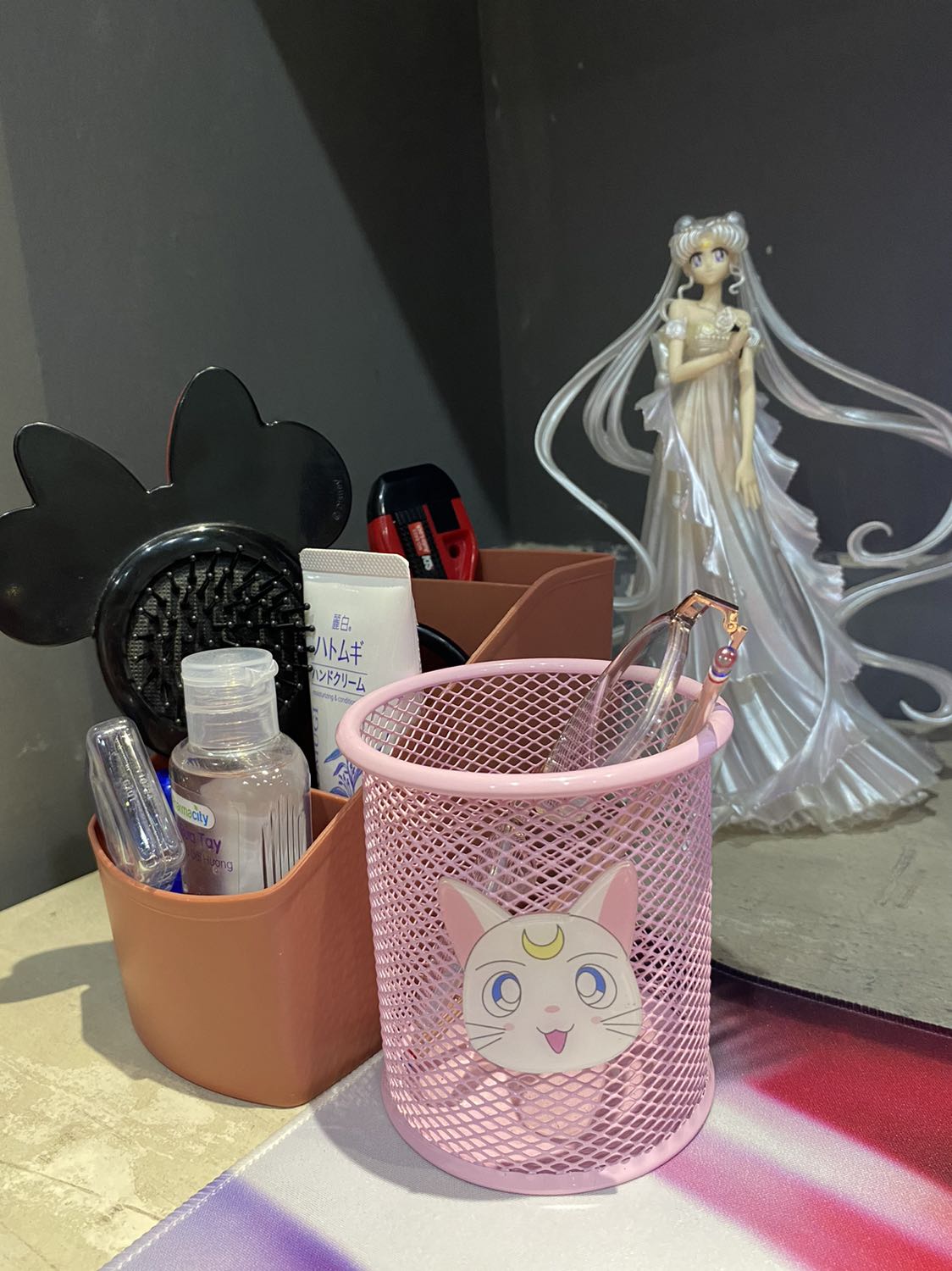 Hơi nhỏ hơn so với tưởng tưởng. Giao hàng chậm hơn so dự kiến