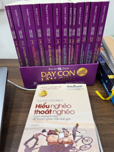 Sách hay, kiến thức bổ ích cho những ai cần tìm hiểu về quản lý tài chính cá nhân. Nó ko đơn giản chỉ cung cấp kiến thức mà còn nói về tâm lý, mindset để tối ưu hoá cách quản lý tiền và trở thành triệu phú. 
Trong tất cả những điều cần học, mình vẫn luôn khuyến khích ưu tiên cải thiện và học tài chính cá nhân trước. Sau đó mọi thứ sẽ có đường lối rõ ràng hơn. Cái gì cũng cần thời gian kiên nhẫn, nếu chỉ mong đợi đọc xong 13 cuốn này mà ko thực hành, thì bạn sẽ thất vọng nếu như muốn giàu “ngay lập tức”.