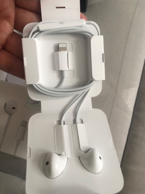 Âm thanh tốt, ngang ngửa với hàng real,9.5/10, bass nhiều hơn hàng real 12/10
Chống ồn tốt 9/10
Không đau tai
Điều chỉnh nhạy
Kích thước đường kính dây nhỏ hơn so với hàng chính hãng một chút 8.5 vs 10
Giá cả tốt phù hợp hơn so với hàng chính hãng 10/10