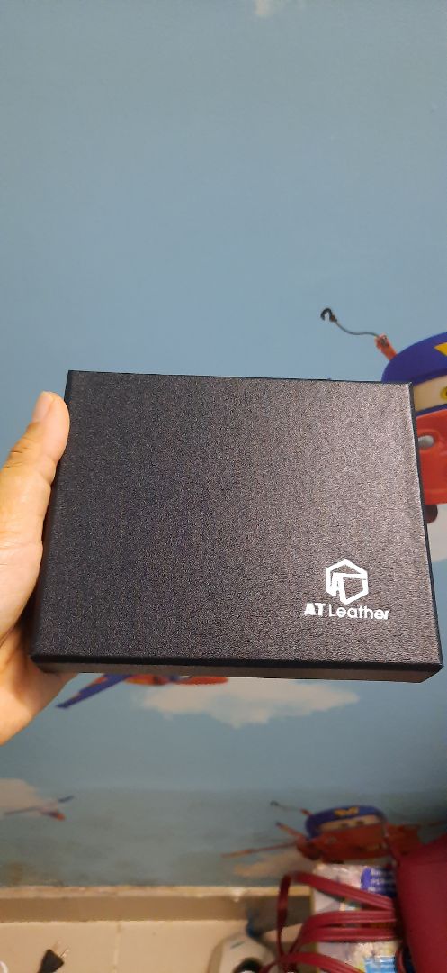 Giao hàng nhanh, có nhân viên CSKH gọi để đánh giá nhân viên shipper, đặt hôm trước hôm sau có. Giá tầm trung, mẫu mã đẹp chất da thì vừa phải không cứng quá không mềm quá.