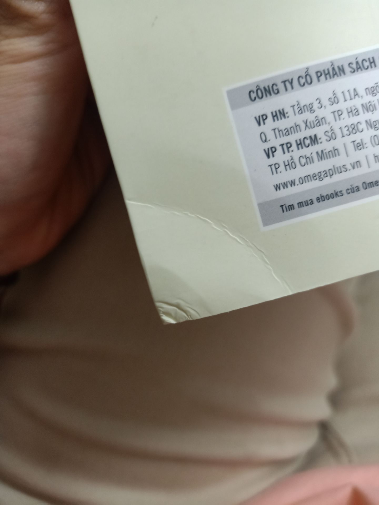 Bản thân mình đã được mượn và đọc cuốn sách này trước đó. Vì rất rất thích nên mình đã quyết định mua một cuốn để sở hữu và ủng hộ tác giả cũng như NXB. Nhưng bìa sách làm mình hơi buồn một chút