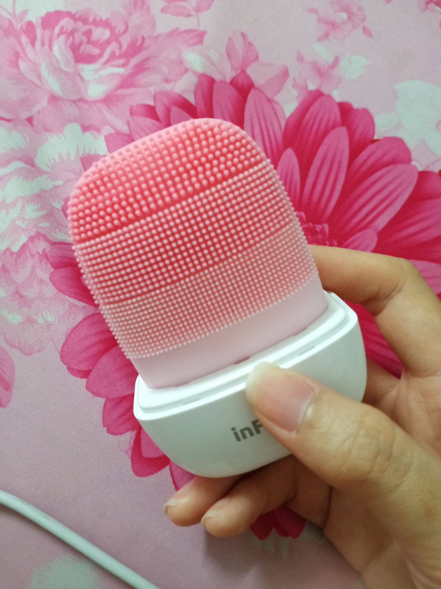 Mình mua ngay đợt sale 12/12 giá tốt mà từ lúc mình mua đến giờ sử dụng hơn 1 tháng chỉ sạc 1 lần duy nhất lúc mới mua luôn, không ngờ pin xài lâu vậy, dù 1 ngày mình sử dụng tầm 2 lần, cách 2 ngày thì mình tẩy tế bào chết với đắp mặt nạ cũng dùng máy để massage mặt luôn.