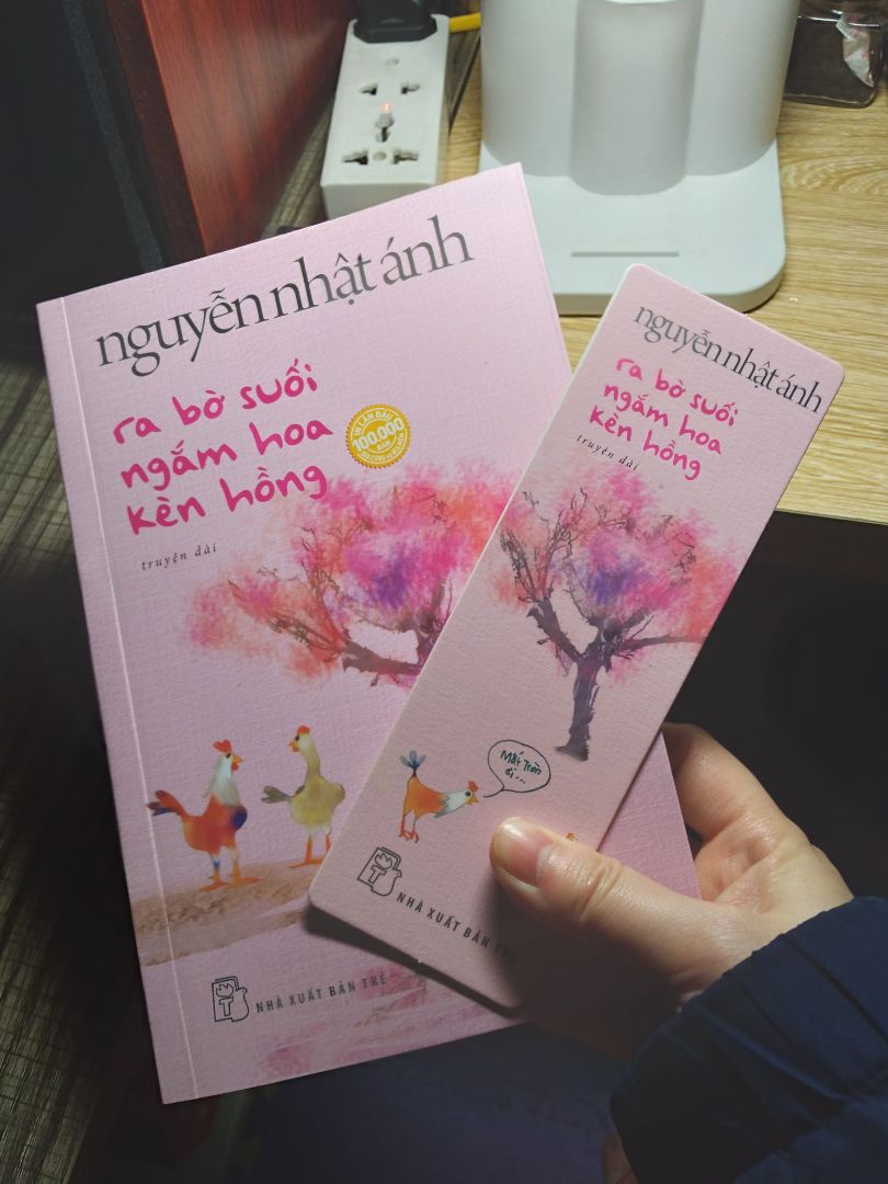 Thêm một cuốn sách nữa từ nhà văn Nguyễn Nhật Ánh. Đọc truyện của chú không chỉ là để giải trí mà còn là để quay trở lại tuổi thơ đầy tiếc nuối. 
Cuốn sách lần này nhìn đẹp lắm, ngoài bookmark còn được tặng cả 1 trái tim thơ nữa nha  ❤