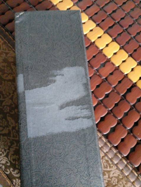 Kinh luân đẹp. trừ một sao, shop dán keo trong bên ngoài để cố định nắp hộp. khi lột keo ra bị rách lớp vỏ hôp. Mong shop cẩn thận hơn