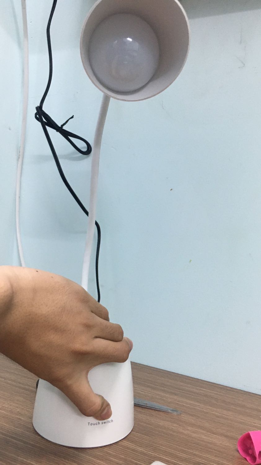 Sp rất giống hình , giống cái vỏ chứ thực tế xài k được , mình lấy hàng lúc 2 3h ngày 8/5/2019 mà sạc pin tới tận bây giờ vẫn bấm k lên là k hiểu tại làm sao , mặc dù đã thử bấm rất rất nhiều lần và đổi hết 10 ngón tay vẫn k lên ! Đề nghị đổi hàng lại giúp mình , cảm ơn !