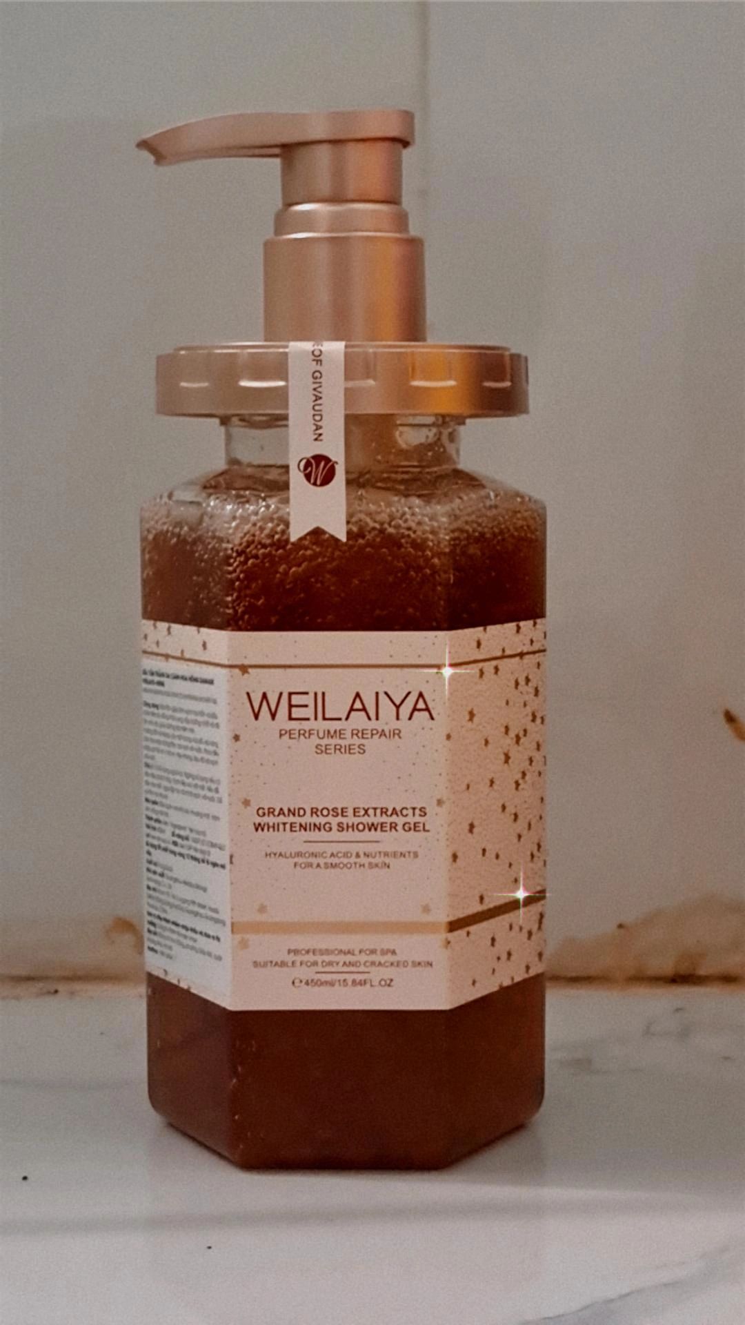 Giao hàng khá là nhanh mình đặt hôm qua hôm nay mình nhận hàng sản phẩm thì cực kỳ ưng luôn có hoa khô trong sữa tắm nữa ý . Phải nói rất ưng nếu xài hết em sẽ ủng hộ shop tiếp , cho shop 5 sao