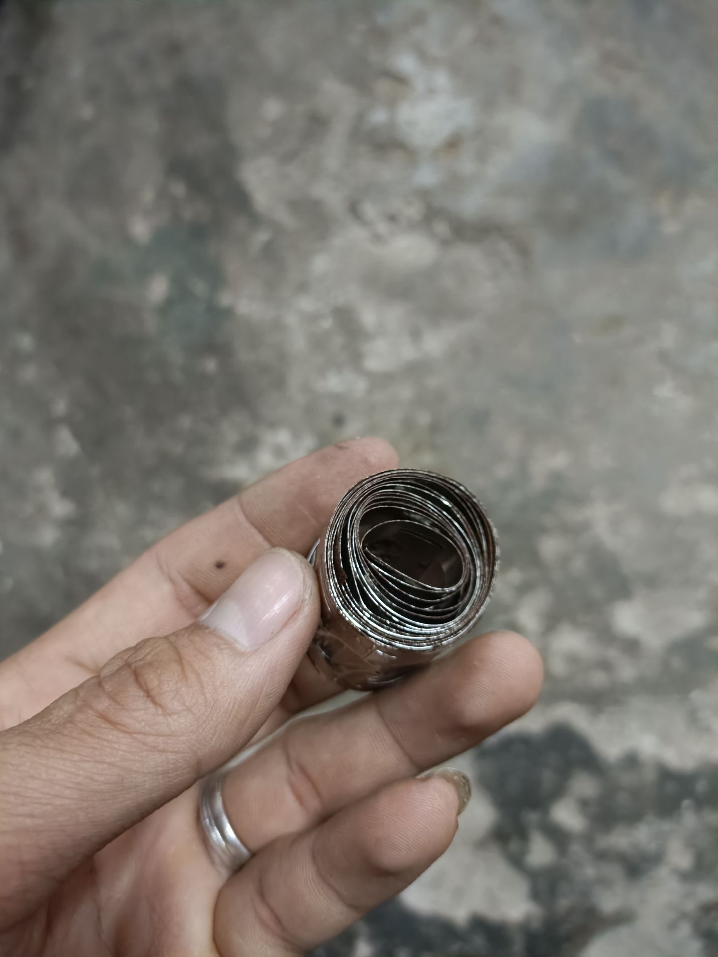 rỉ sét thế này còn bán được ??? thứ hai là shop không đề số lượng nay trọng lượng , 30  mấy ngàng mà có tí + với quấn vậy gãy gấp hết kẽm