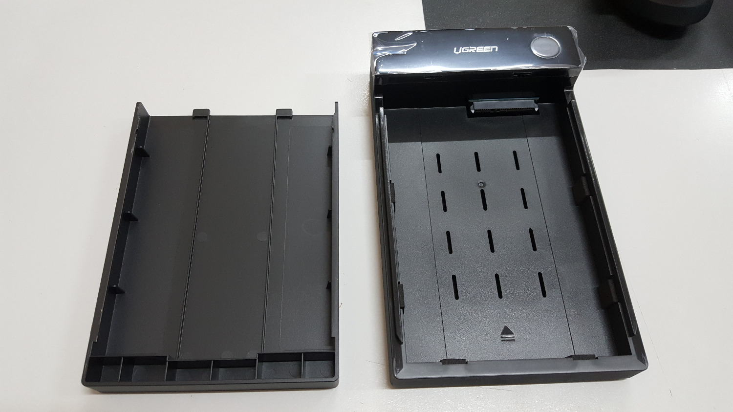 Hàng của Ugreen mình mua trước đến giờ trên Tiki chất lượng đều rất ổn. Lúc đầu đặt hàng ở nơi khác thì bị báo hủy nên hơi lo lắng (với shop khác). Tuy nhiên lần sau đặt hàng ở shop này thì được. Tiếc rằng hàng không còn seal, chắc shop bóc ra để dán tem bảo hành. Mình kết nối với ổ cứng Green WD 3,5 rất ổn, nhận nhanh không cần set up gì thêm. Vỏ hộp chắc chắn, tuy nhiên khi lắp ổ cứng vào mình nghĩ vẫn nên chèn thêm 1 chút bằng giấy hoặc mút vì không có vít bắt ổ cứng vào hộp. Nói chung là ổn Hàng của Ugreen mình mua trước đến giờ trên Tiki chất lượng đều rất ổn. Lúc đầu đặt hàng ở nơi khác thì bị báo hủy nên hơi lo lắng (với shop khác). Tuy nhiên lần sau đặt hàng ở shop này thì được. Tiếc rằng hàng không còn seal, chắc shop bóc ra để dán tem bảo hành. Mình kết nối với ổ cứng Green WD 3,5 rất ổn, nhận nhanh không cần set up gì thêm. Vỏ hộp chắc chắn, tuy nhiên khi lắp ổ cứng vào mình nghĩ vẫn nên chèn thêm 1 chút bằng giấy hoặc mút vì không có vít bắt ổ cứng vào hộp. Nói chung là ổn