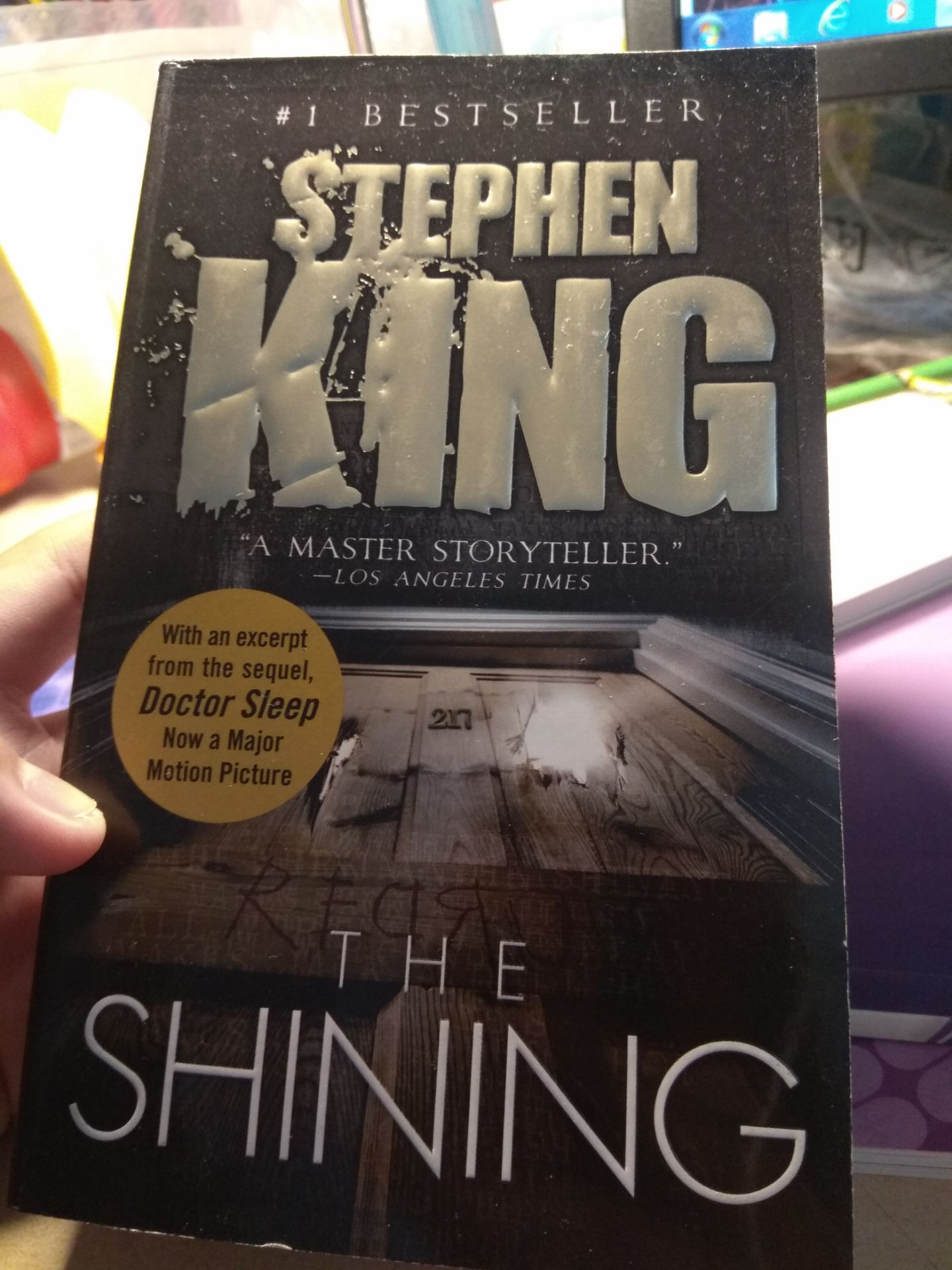 cuốn sách làm mình tưởng nó là khổ bằng với cuốn tập ở VN nhưng lại là khổ nhỏ ko vừa ý lắm, mk biết là sách này bình thường ở nước ngoài. Màu bìa nhạt hơn hình minh hoạ. Ở phần đáy hay trên cùng của phần phìa thì có bị kiểu hơi rách ấy.