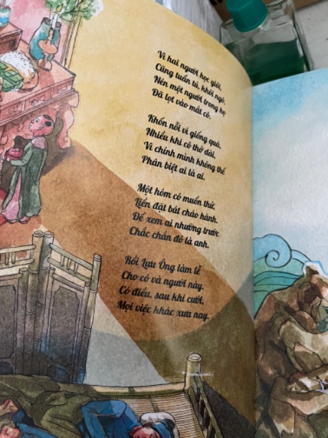 Về cơ bản tôi thấy cuốn sách này có màu sắc và hình ảnh đẹp. Tuy nhiên, nếu để giành cho thiếu nhi thì tôi thấy ko phù hợp vì lời văn lủng củng, thơ vần nhưng đọc thấy lạc lõng, ko có mạch. Bản thân tôi khi đọc thì cũng phải đọc đi đọc lại mấy lần mới hiểu đang nói về cái gì. Nói chung ko phù hợp cho tre nhỏ