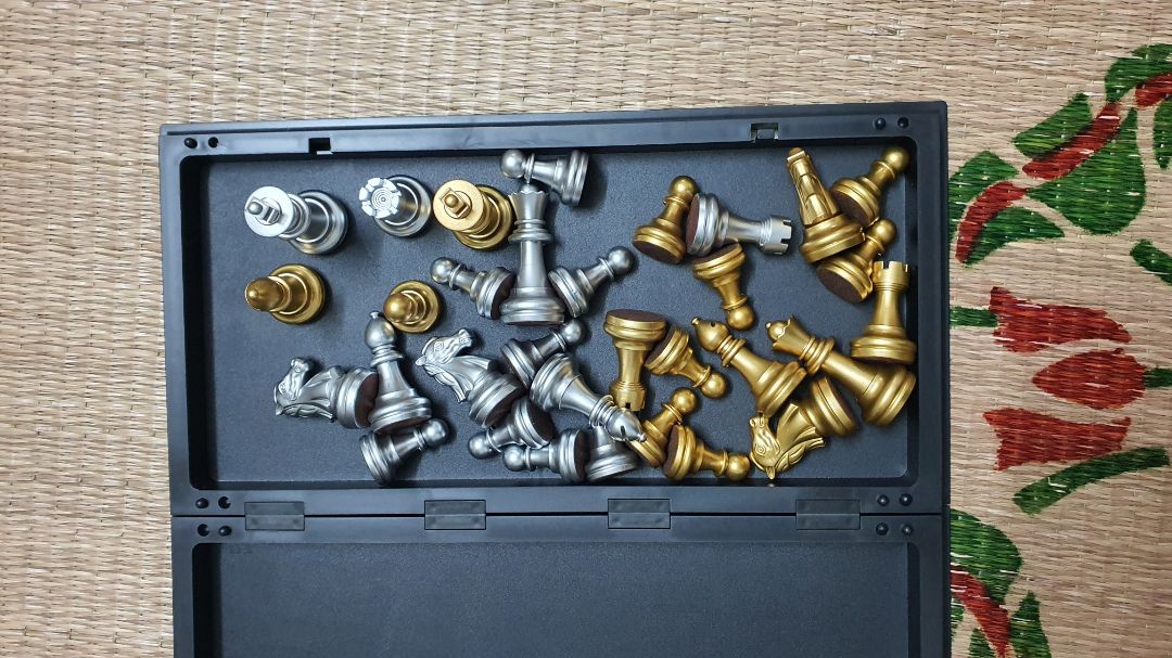 Bộ cờ bằng nhựa sơn kim, sắc nét, nam châm hút vừa phải, hộp cờ gọn gàng. Bộ mình mua là size lớn nhất, chụp cạnh điều khiển TV để các bạn dễ so sánh kích thước. Giá 172k so với chất lượng thế là phù hợp.