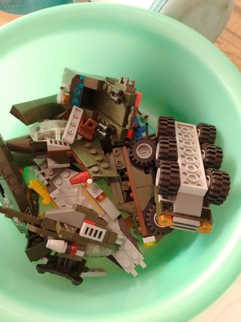 Chất liệu tốt, lắp ráp cứng cáp, đóng gói và hướng dẫn chi tiết. Không quá phức tạp nhưng thành phẩm rất đẹp. Bé tầm 4 tuổi chơi rất hợp Chất liệu tốt, lắp ráp cứng cáp, đóng gói và hướng dẫn chi tiết. Không quá phức tạp nhưng thành phẩm rất đẹp. Bé tầm 4 tuổi chơi rất hợp