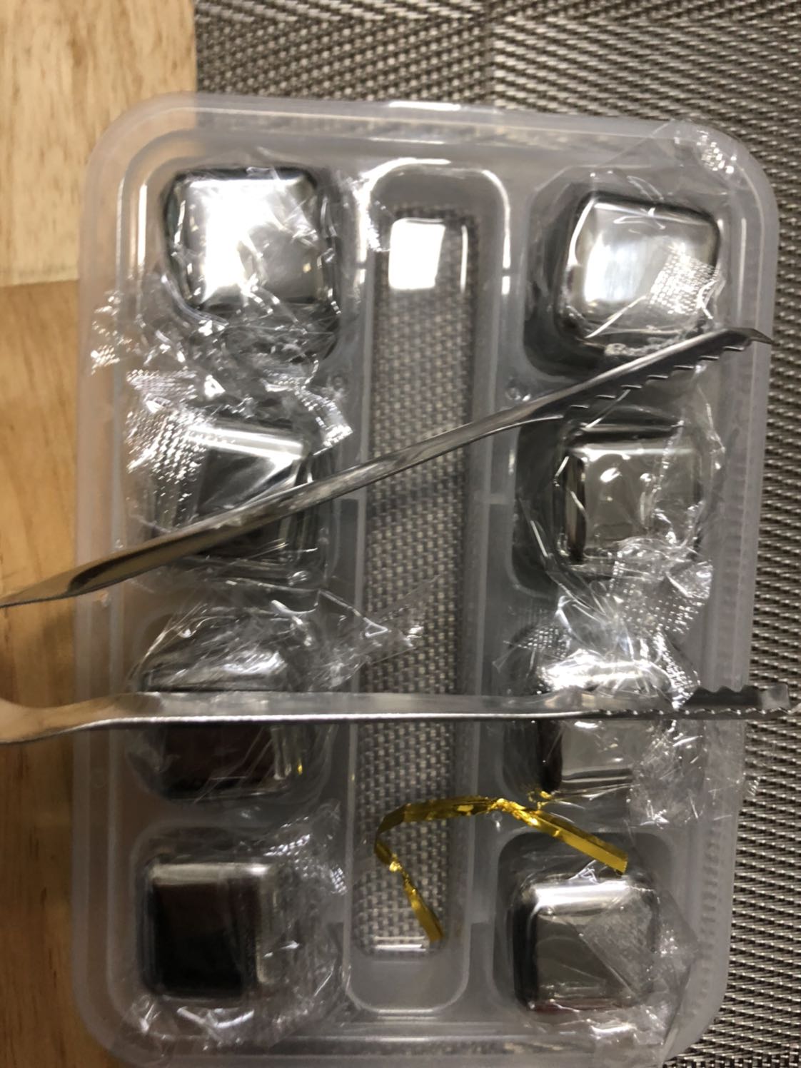 Sản phẩm đóng gói rất cẩn thận, đá nhìn cảm quan thấy màu sáng, inox sáng bóng, chưa dùng thử ko biết lạnh lâu ko????!!!