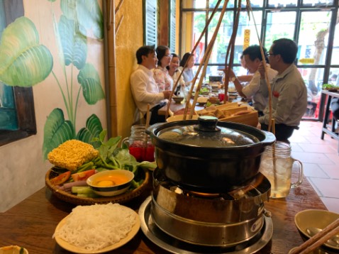 Đã mua nhiều lần cái này rồi, xài cùng nước nóng vừa thì đồ sẽ mau trắng nữa nha mn! Còn không mình để qua đêm sáng hôm sau giặt đồ sạch tinh, kg hại da tay và mùi ok lắm kg bị hắc như thuốc tẩy thông thường khác! Nên mua.