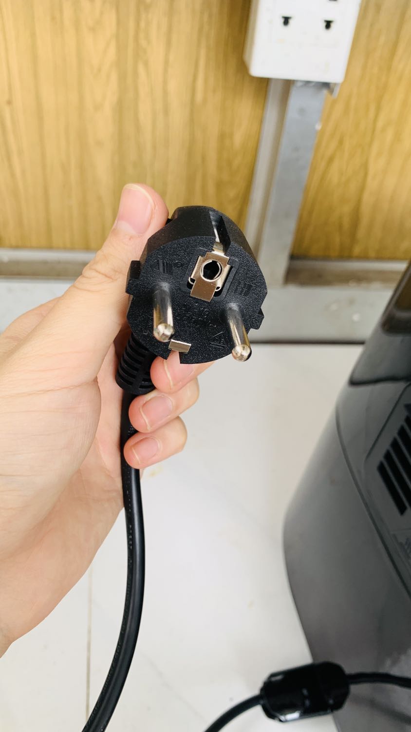 Mua xong dùng cả tháng rồi mới quay lại ***.  Tìm nồi để mua cũng có quá nhiều loại. Quyết philip rồi thì cũng ko biết chọn loại nào. Tìm hiểu mãi quyết định rước em này. Nhà m có 2vc vs 1 bé thôi. Nhu cầu ko nhiều. Ban đầu định lấy 9745 nhưng thấy 9745 size nhỏ hơn 9270 nhưng giá lại chát hơn. Chắc được thêm 2 cái phụ kiện là khay quạt hứng đâu vs nồi nướng bánh. M thấy ko cần thiết. Quan trọng vẫn là kích thước và giá thành. 9650 thì đắt nhất và cũng to nhất. M ở trọ nên nhà chật. Cũng ko có chỗ để. Thấy em 9270 này là hợp lý nhất. Quả là ko hối hận. Nồi to. Maixo ko có cái gờ sắc sắc. Tnay dễ rửa hơn này. Nếu bạn dùng giấy nến lót dầu và cả nắp chắn dầu thì sẽ bị cản nhiệt khá nhiều đấy. M nghĩ khi nào nướng cả con gà thì may ra mới bị bắn lên maixo thôi. Ncl ưng. Ko biết em nckd sớm hơn thì đỡ tốn cả dầu cả gas và cả tg đứng chiên rán gãy chân trong bếp rồi!