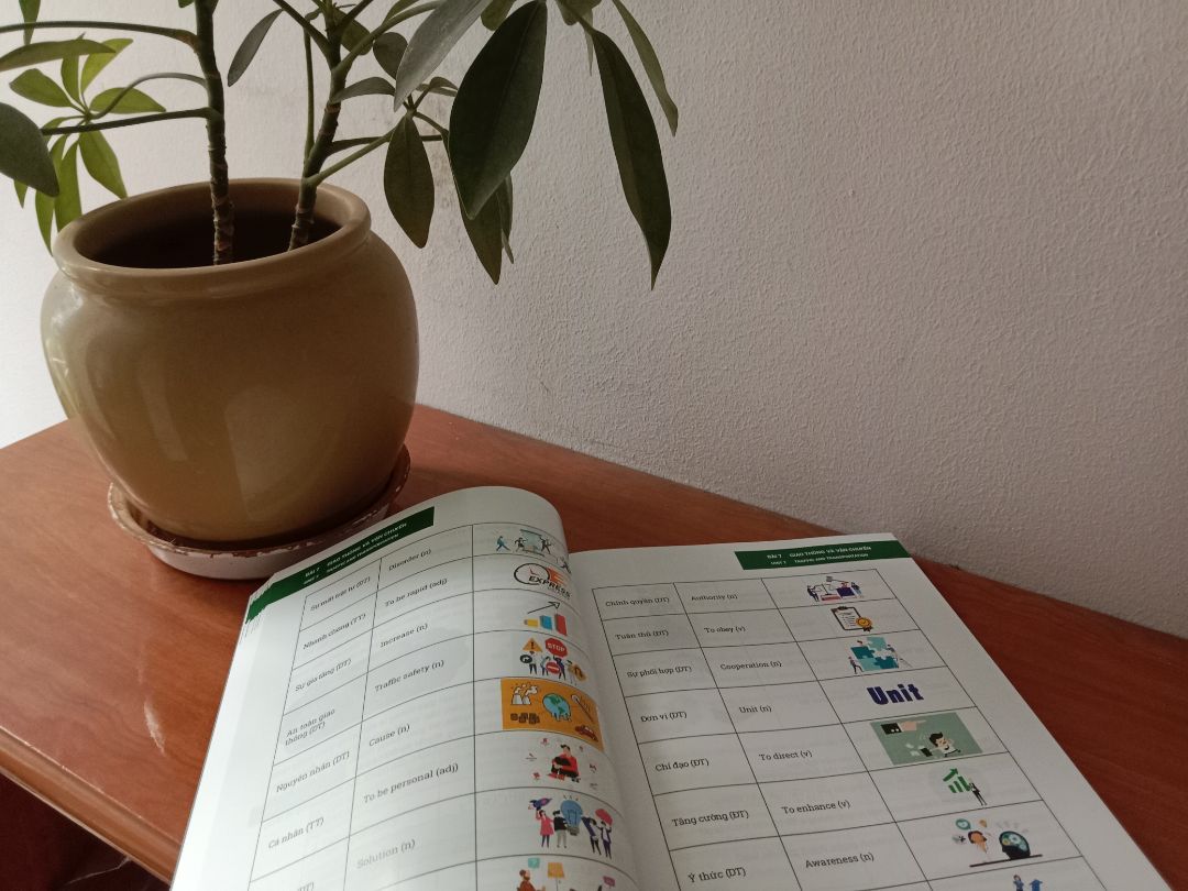 thật sự highly recommend mọi người mua cuốn sách này, tôi là một giáo viên tiếng Việt cho người nước ngoài, được một người bạn giới thiệu nên mua về để làm tài liệu giảng dạy cũng như cho học sinh của mình tham khảo. Thực sự rất đáng với số tiền bỏ ra luôn.