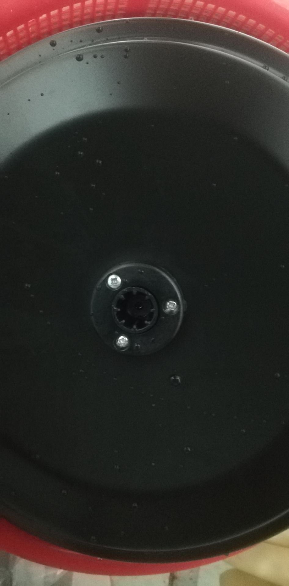 Cho mình hỏi hiện tượng thẩm thấu dầu ăn của nồi chiên qua trục đảo (khuấy) nồi chiên như hình đính kém có phải lỗi kỹ thuật không?