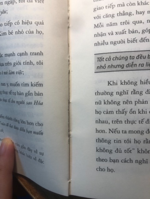 Sách mình mới nhận được 2 ngày, chưa kịp đọc, mới cầm nhẹ đã bung gáy, có vẻ keo dán chưa được chắc chắn. Mong shop sẽ cải thiện hoặc tăng giá sản phẩm lên để nâng cao chất lượng. Mình không hề muốn làm mất miếng cơm của ai, đây chỉ là góp ý, bỏ tiền trăm ra để mua mà sản phẩm như vậy tiếc tiền lắm!