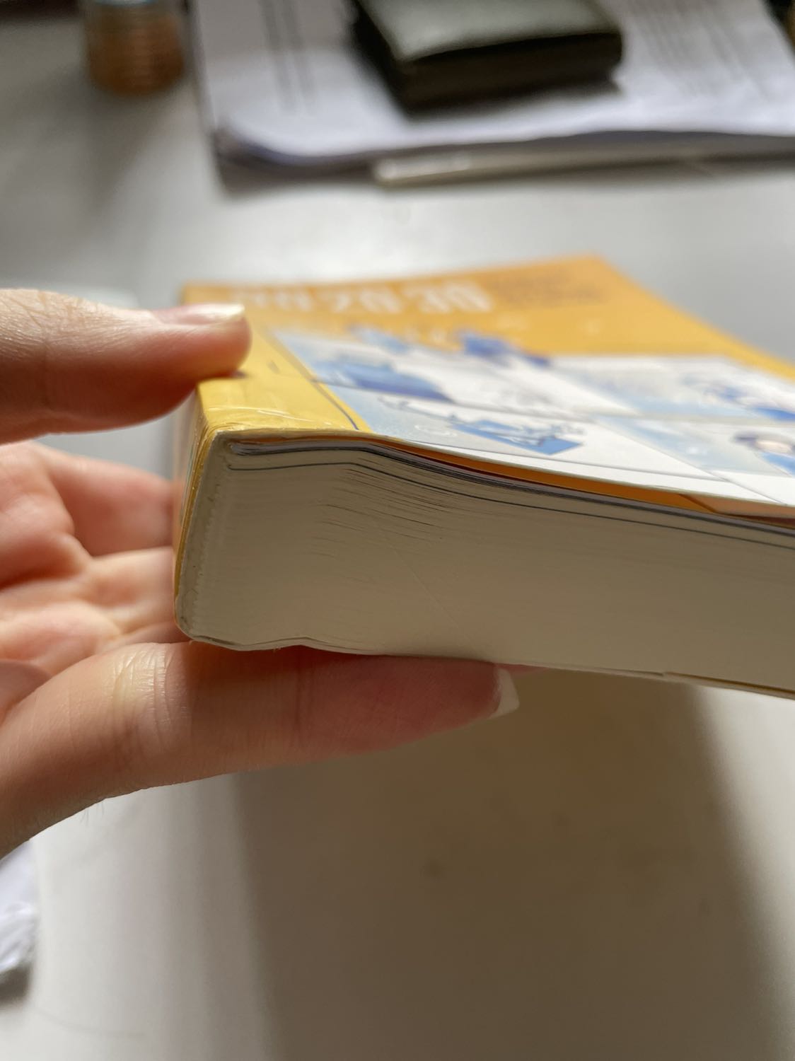 Mình biết mùa dịch thì việc vận chuyển hàng hoá sẽ gặp nhiều khó khăn. Nhưng hàng hoá là sách mà chỉ đóng hàng bằng 1 hộp, bỏ chung với chai sữa rửa mặt nữa. Rồi quyển sách nó ra vậy luôn ạ :((( Mình mong những đơn hàng là sách sẽ được gói kỹ hơn trong tương lai.