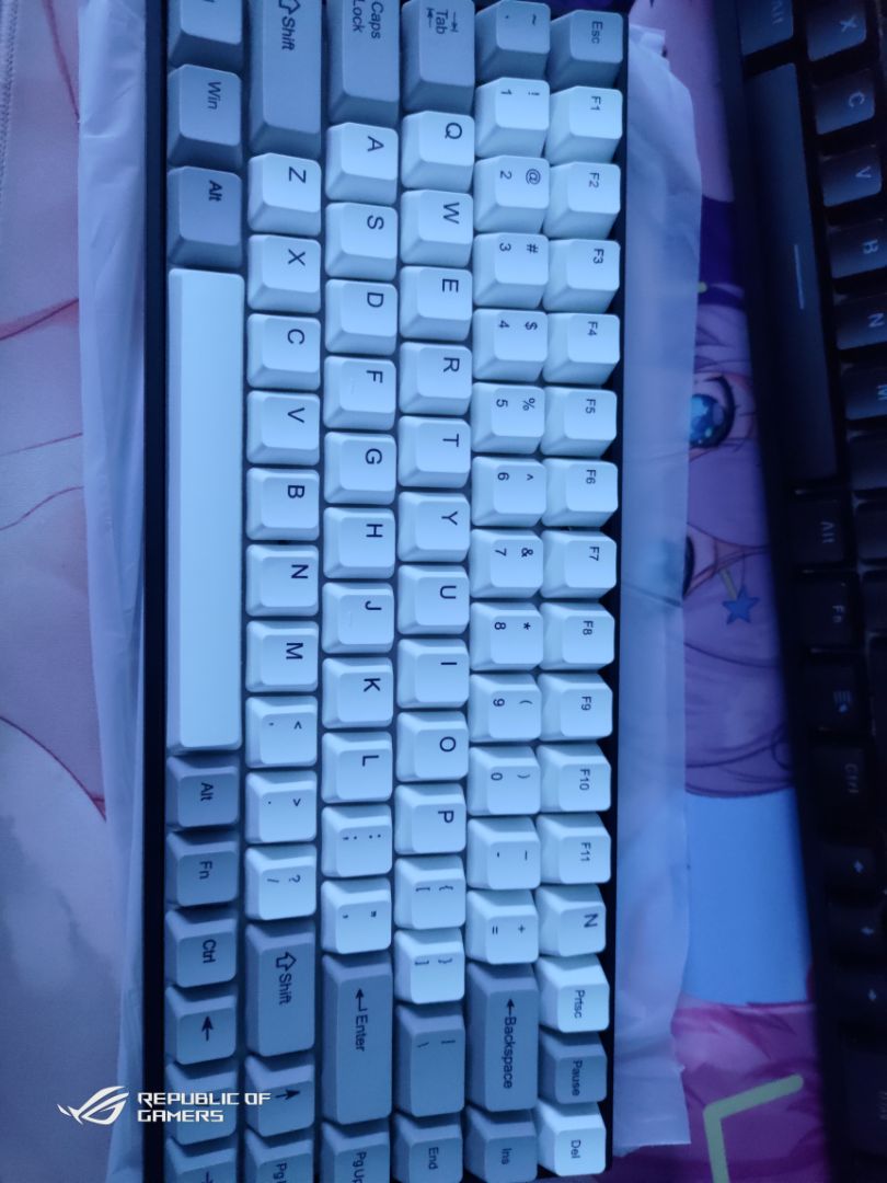 Đóng gói rất chắc chắn, có thư cảm ơn và phiếu bảo hành đàng hoàng, có tặng thêm 1 keycap phím esc hình cờ VN, có điều bàn phím không có phím F12, may là mình có bộ keycap khác nên không sao cả. Nói chung chất lượng rất okay Đóng gói rất chắc chắn, có thư cảm ơn và phiếu bảo hành đàng hoàng, có tặng thêm 1 keycap phím esc hình cờ VN, có điều bàn phím không có phím F12, may là mình có bộ keycap khác nên không sao cả. Nói chung chất lượng rất okay