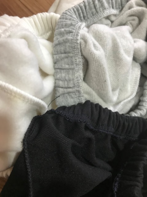 2 quần có lót bông 
còn 1 cái quần đen thì chỉ là vải da cá thôi
So với giá tiền thì thấy cũng Oke 
chỉ có cái thông tin hàng chưa chính xác