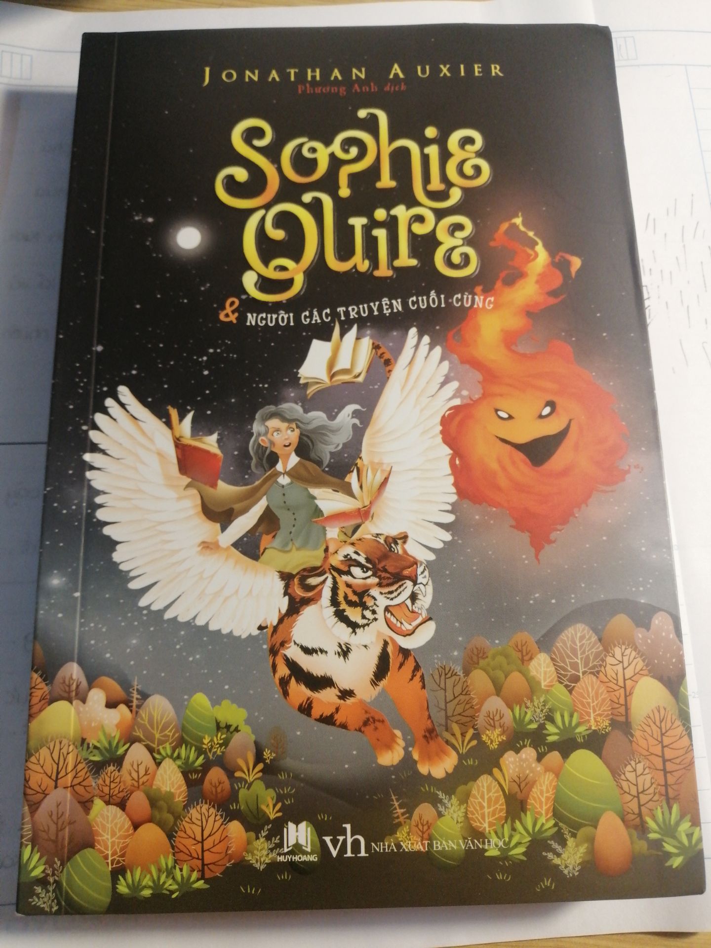 Lại thêm một tác phẩm xinh đệp của Jonathan Auxier. Ai mà đã đọc Peter Nimble thì không nên bỏ qua quyển sách này. Thể loại fantasty, nội dung cuốn hút. Giọng văn độc đáo, rõ ràng, nội dung chuyện cũng mượt mà. Nhưng mình lại không thích chi tiết xuất hiện Peter lắm, có lẽ do mình thích nhân vật độc lập, tự đi chuyến phiêu lưu của mình. Nhưng cái này thì cũng tùy gu mỗi người, quyển sách này hay, đáng để mua, mình mua lúc giá còn  84k, tuy không free ship nhưng vẫn tuyệt vời. Thật sự mong có thêm nhiều sản phẩm của Jonathan được dịch sang tiếng việt.  Tiki giao hàng nhanh, có cả túi nhựa đựng nên không bị móp méo gì. Mọi người nên mua nhe.