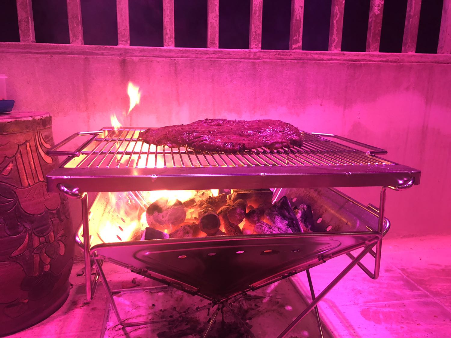 Chất lượng than rất tốt, cháy bền, sạch, đóng gói bao bì cẩn thận, kèm cả cây gắp than.
Rất ưng í nên mua thêm 3 hộp sau lần đầu dùng thử. Có dvu ship nhanh trong 2h cực tiện cho nấu nướng