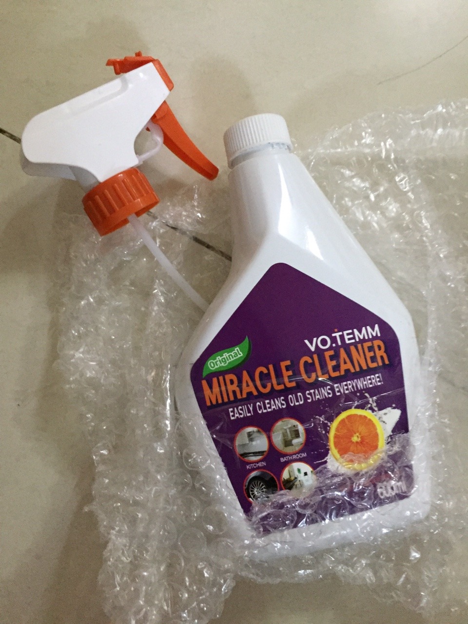 Đã dùng chai xịt tẩy Votemm này và có ý kiến như sau:
- Chai xịt như hình, có cái vòi xịt đi kèm, có hướng dẫn sử dụng tiếng Việt do hàng nhập khẩu
- Xịt vào vết bẩn và chờ vài phút và cọ sơ thì kết quả bất ngờ thật, vết ố vàng trên chảo, nồi tự trôi ra
- Mùi thì thơm nhẹ, thấy ghi là nguyên liệu tự nhiên nên cũng yên tâm, hài lòng về sản phẩm
- Tiki giao hàng nhanh, đóng gói cẩn thận, dịch vụ rất tốt