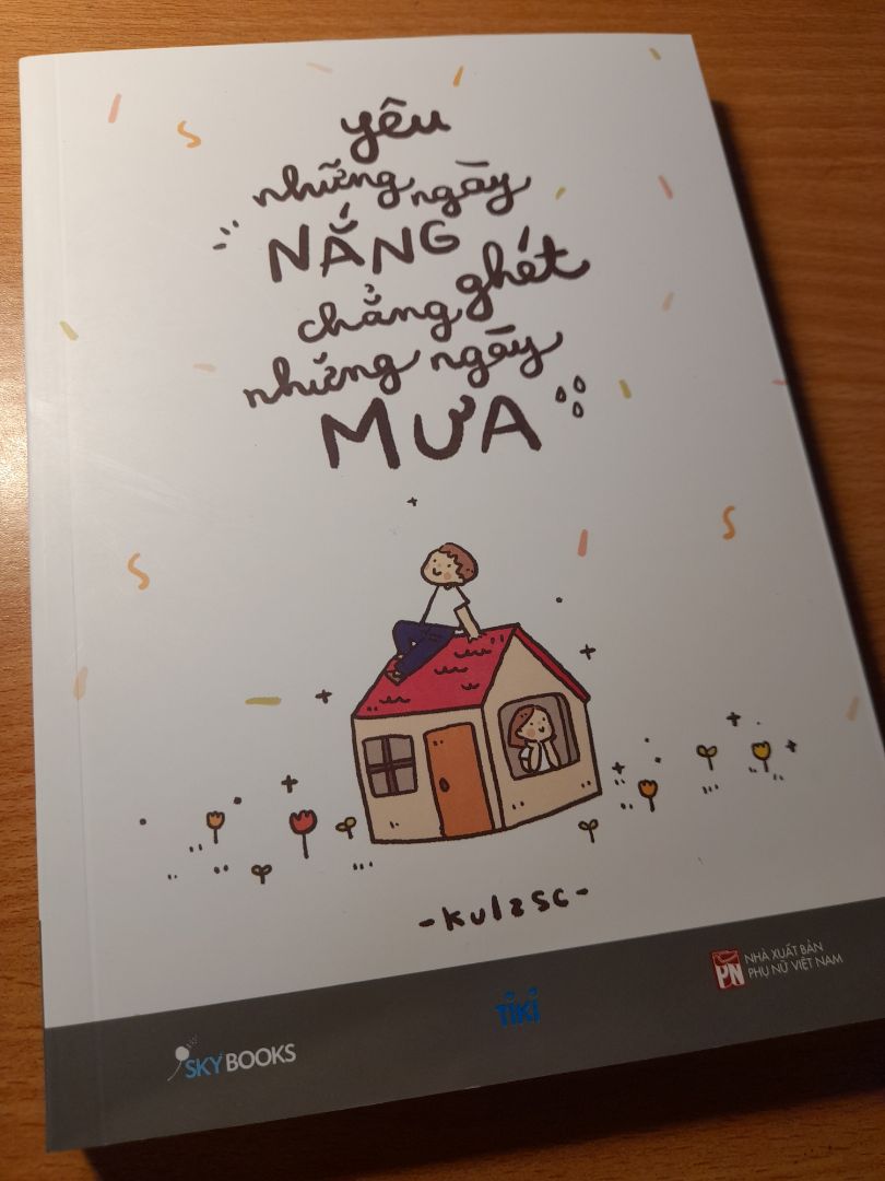 sách rất thơm, trông xinh lắm, có chữ kí của anh chú nên siêu mê, chất lượng giấy tốt, postcard siêu xing nhưng hơi mỏng. Ship về hơi lâu và sách không được bọc chống xóc nên dù hộp ngoài nguyên nhưng sách đã bị cong mép, ảnh này mình chụp sau khi đã lấy chồng sách đè lên mới hết cong. Nhưng rất đáng mua nhé.