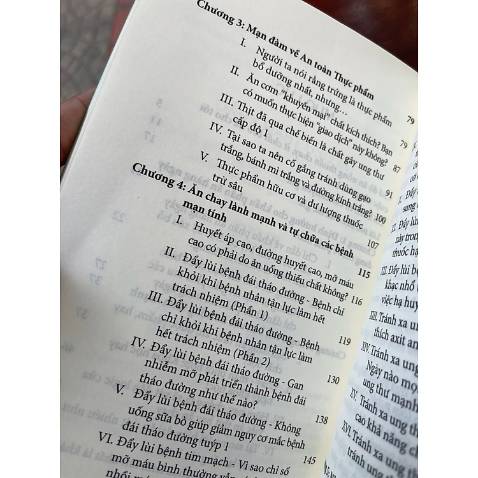 Đây là cuốn sách hay nhất về y khoa tôi từng đọc, so với cả những cuốn dày cộp khác. Tác giả đề cập những khía cạnh sâu sắc về cả việc ăn kiểu healthy có thịt mà họ hay nhắc tới là chế độ ăn dễ chết. Nhiều quan điểm có thể chưa hài lòng những người thích ăn thịt, nhưng đúng hoàn toàn về mặt y khoa.