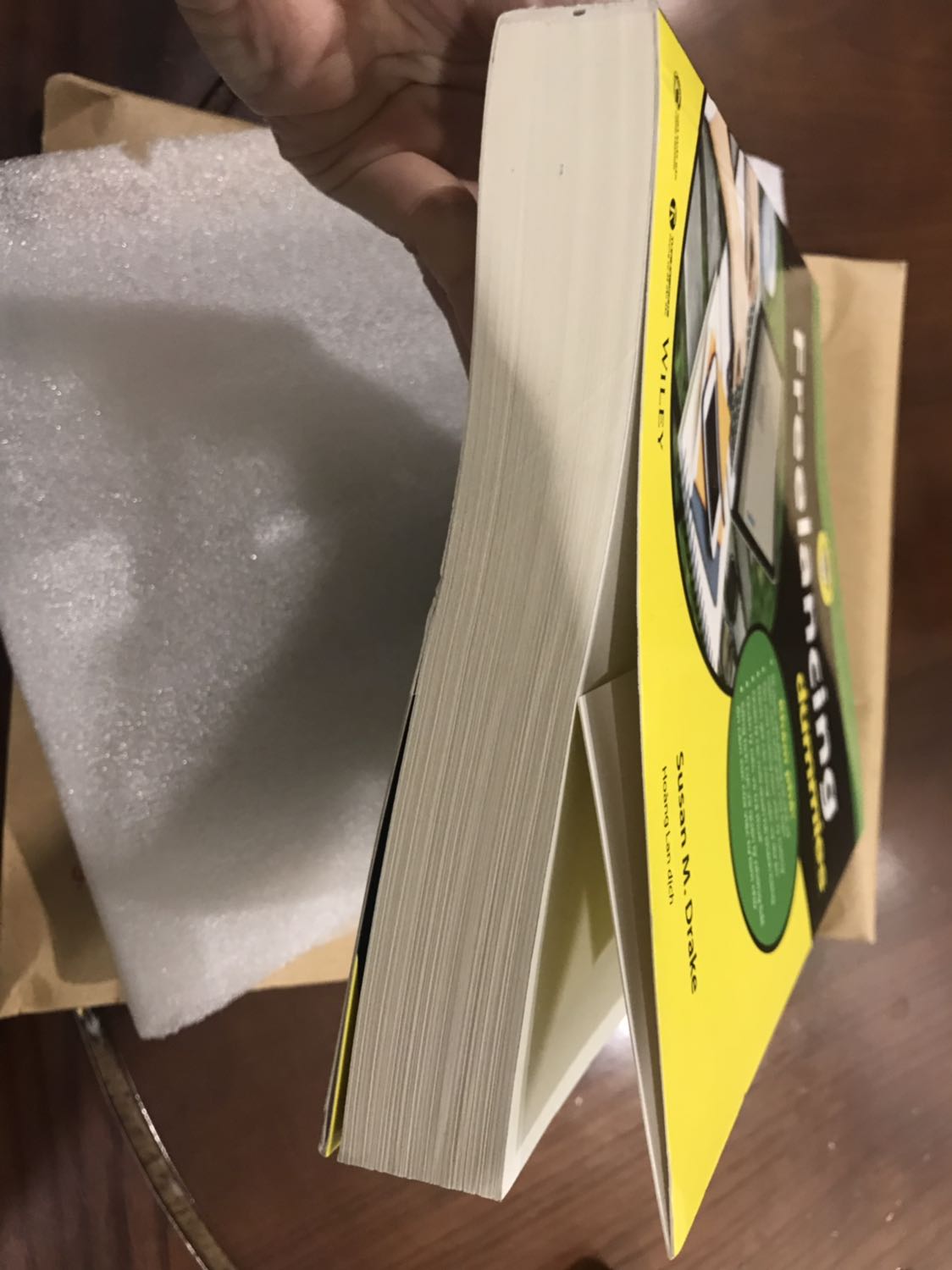 Sách của Fahasa luôn được đóng gói tốt, có lót giấy mút mỏng nên ko hư hại gì. Sách dày hơn mình nghĩ. Nội dung rất chi tiết. Đây sách tham khảo hay cho những ai muốn tìm hiểu trước về làm việc tự do.