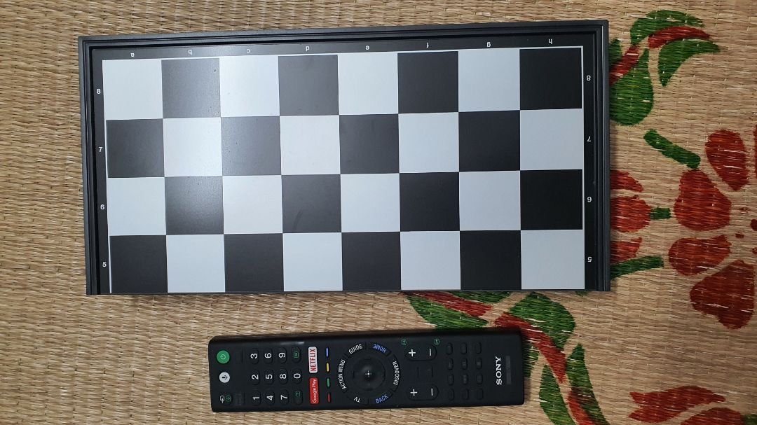 Bộ cờ bằng nhựa sơn kim, sắc nét, nam châm hút vừa phải, hộp cờ gọn gàng. Bộ mình mua là size lớn nhất, chụp cạnh điều khiển TV để các bạn dễ so sánh kích thước. Giá 172k so với chất lượng thế là phù hợp.