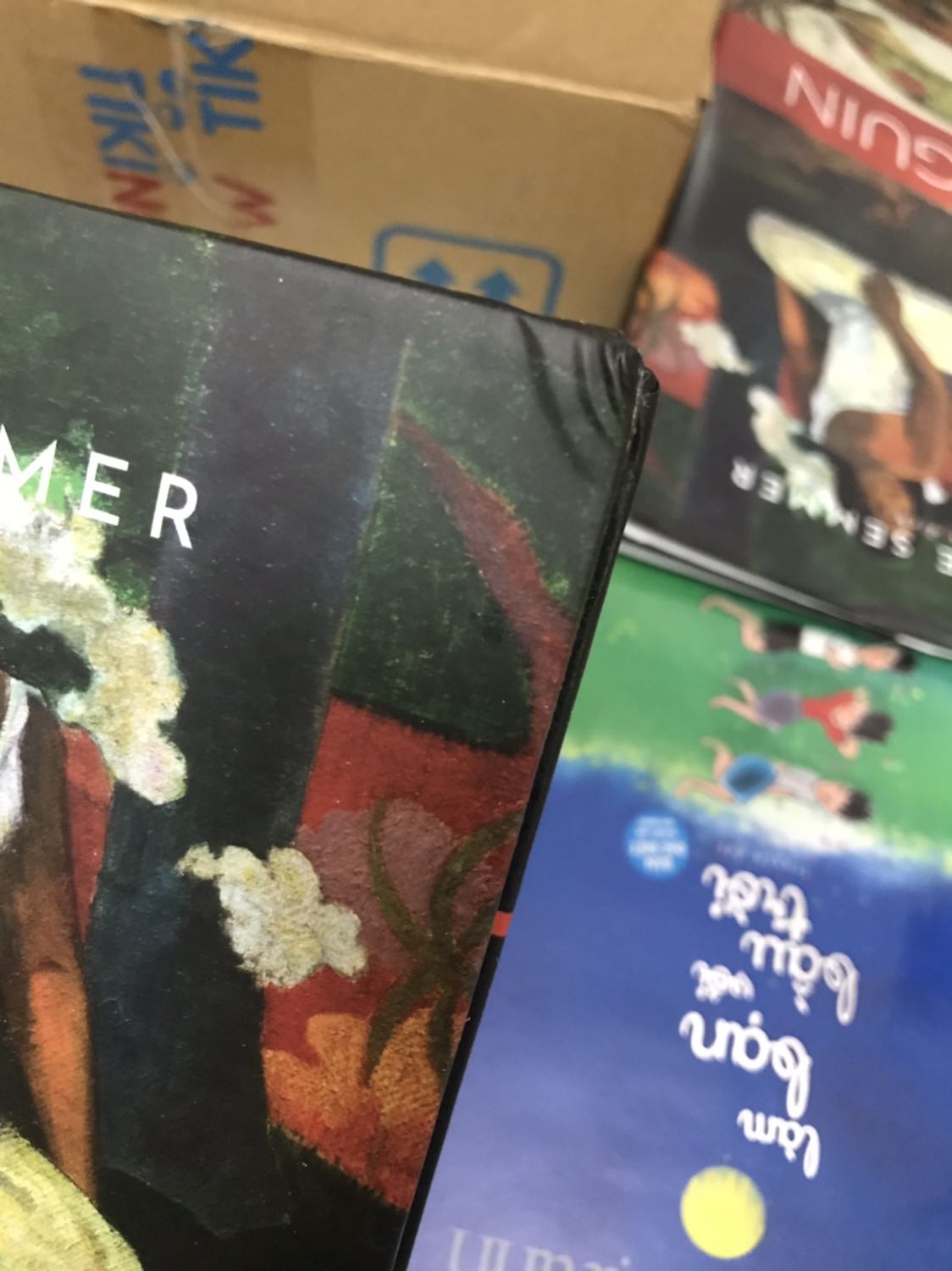 Sp mình đánh giá 5 sao nhưng khâu đóng gói của tiki chỉ 3 sao là cao. Mua mấy cuốn sách đẹp là chỉ lo nhận có vấn đề. Thấy cái thùng kiểu này chưa mở ra đã lo rồi. Cuốn sách đẹp như vậy mà móp bìa làm mình rất tiếc.