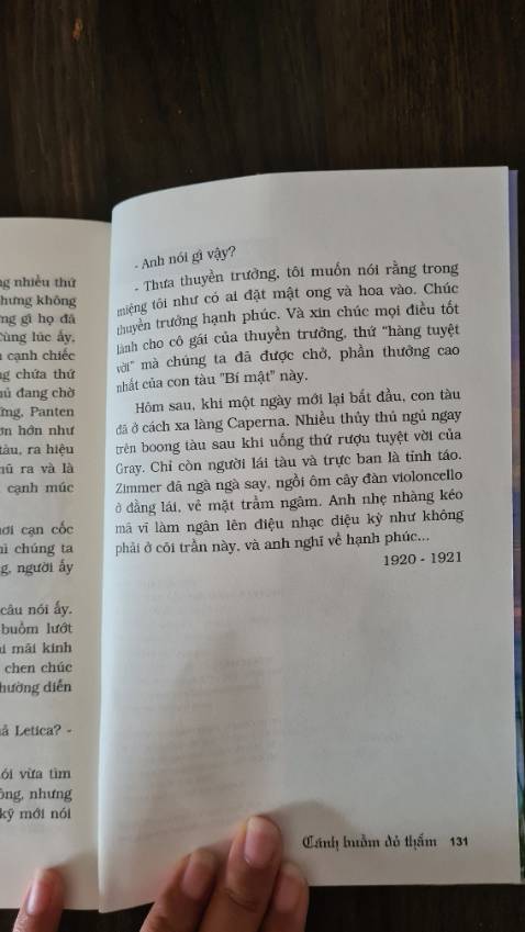 [Cánh buồm đỏ thắm]
Một câu chuyện về Hoàng tử và Lọ Lem được đặt trong bối cảnh một ngôi làng ven biển. Mẹ mất sớm, cha là thủy thủ về hưu, Assol - cô bé Lọ Lem - lớn lên trong trầm lặng, bị người làng xem thường. Tuy vậy, cha đã dành trọn tình yêu thương cho cô bé, nuôi dưỡng cho cô một ước mơ thật đẹp về một ngày kia, sẽ có chàng hoàng tử đón cô trên con tàu có cánh buồm đỏ thắm. Cuối cùng, những mong ngóng ấy cũng đến. Câu chuyện mang đến cho người đọc cơ hội được mộng mơ về tình yêu và hạnh phúc.
Cuốn sách được viết từ năm 1920, có lẽ đã tô vẽ cho rất nhiều ước mơ của rất nhiều chàng trai, cô gái về tình yêu lãng mạn và niềm tin vượt qua định kiến xã hội. Ngày xưa gọi đó là hiện thực hóa ước mơ, còn ngày nay các bạn gọi đó là manifest. Cứ tin vào những điều tốt đẹp, mọi chuyện sẽ tốt đẹp.
#canhbuomdotham