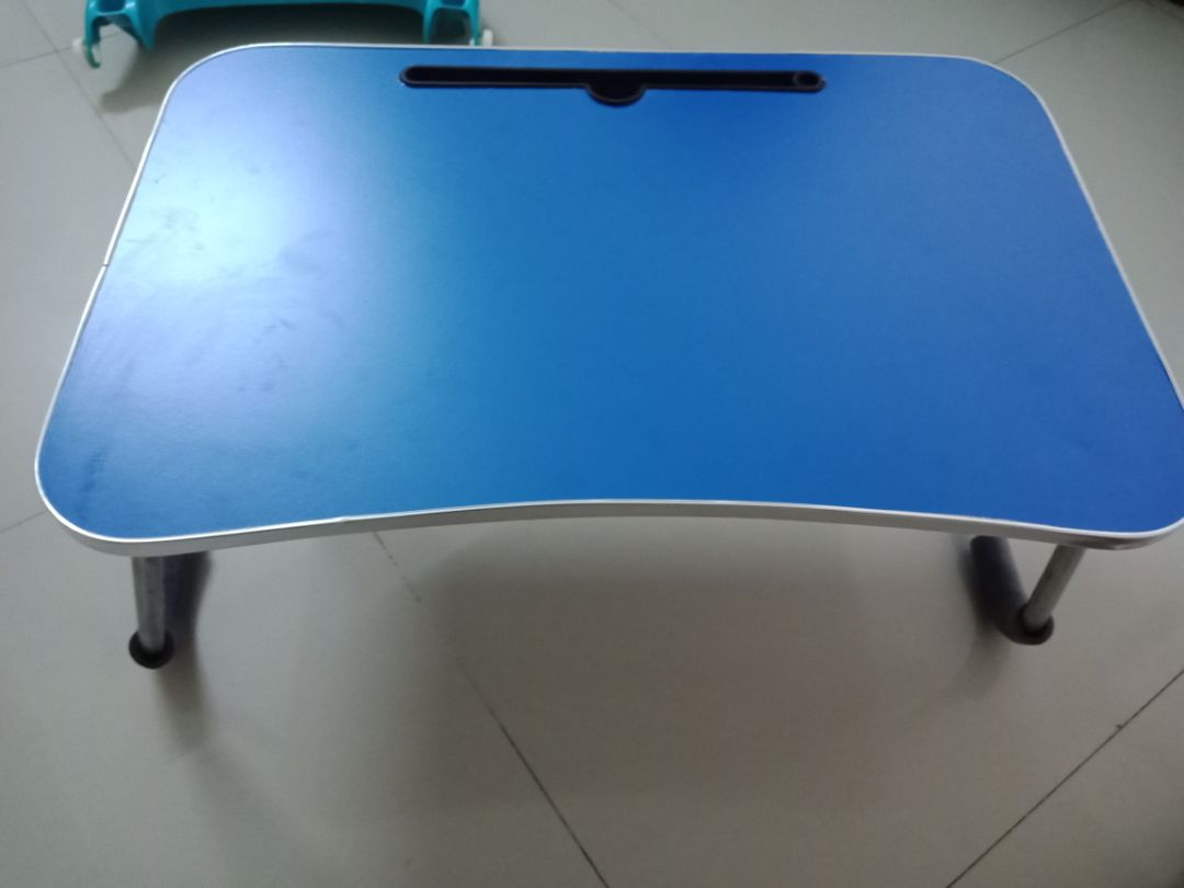 bàn 3* thêm 1* nhờ tiki giao hàng nhanh,  nhân viên tốt. 
theo ý kiến cá nhân, nếu ít dùng thì mua cũng được nhưng nếu dùng thường xuyên thì ko nên mua. 
khớp nối chân bằng nhựa. 
đệm chân bằng xốp. 
phần hõm của bàn ko gia cố. 
với giá hơn 80k thì cũng không rẻ.