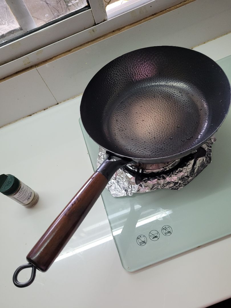 chảo đẹp, nặng tay, nhưng dính thôi rồi luôn