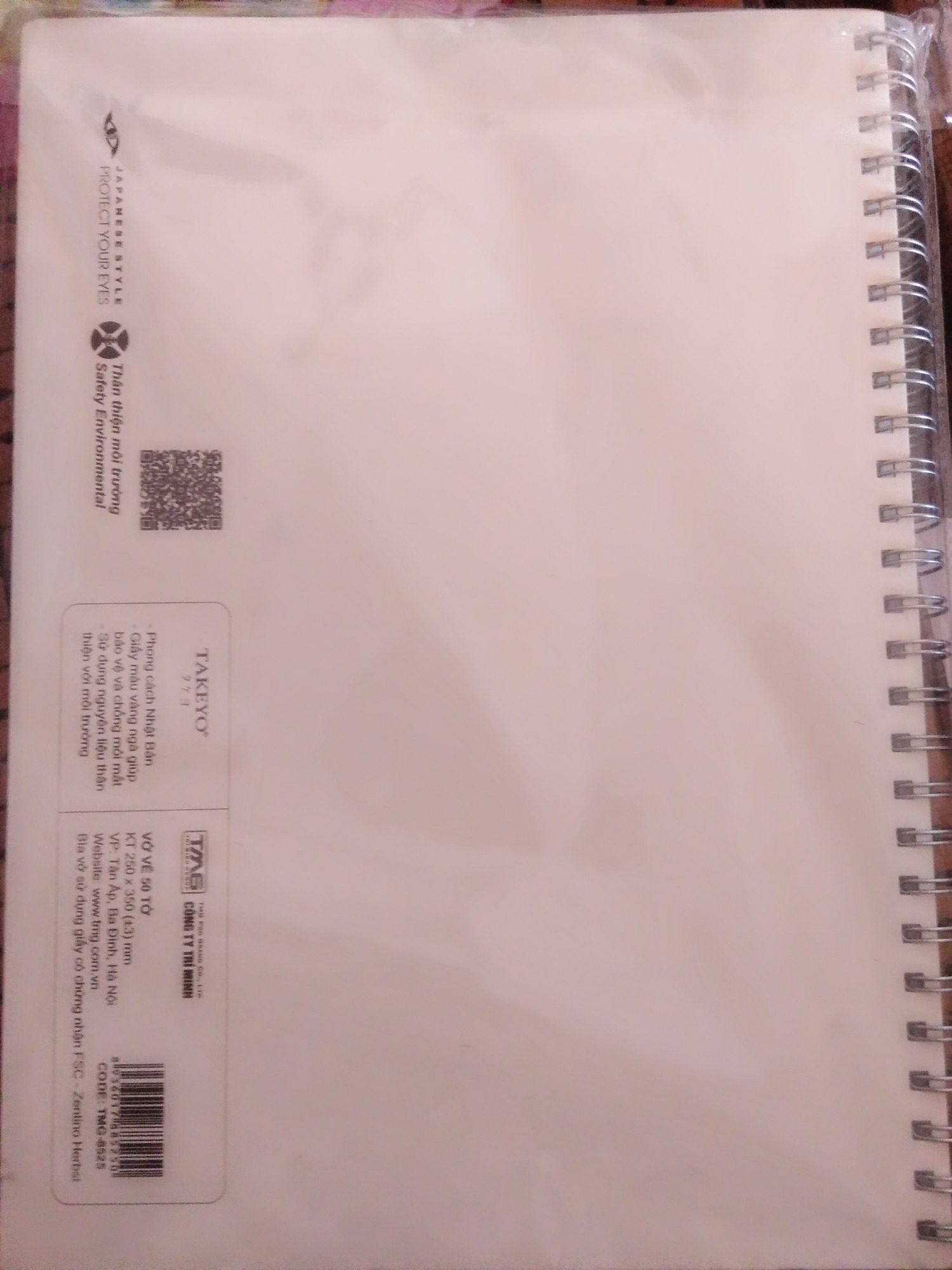 Minh nghĩ nó khá to và dày,  mk thích mẫu trong hình hơn nhưng vì là giao ngẫu nhiên nên đành chịu.  Mình nghĩ giấy khá tốt,  nhưng con vẻ hơi mỏng nên chắc ko hợp và màu Nước lắm,  còn các màu khác thì OK.  Nói chung là đẹp,  bạn cứ mua khắc biết.....