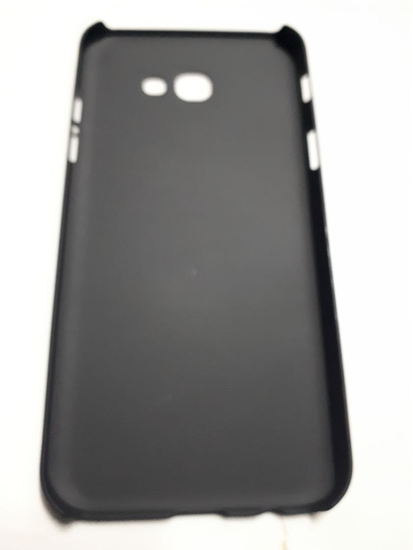 Ốp lưng ôm khít điện thoại. Những vị trí khoét lỗ chính xác. Độ hoàn thiện tốt. Cầm nắm bám tay.