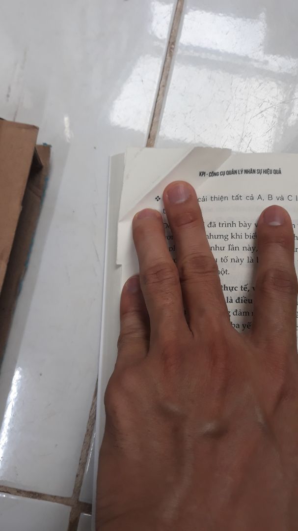 Giao hàng đúng hạn nhưng Sách cắt bị lỗi mấy trang, sách ko có bọc nên bìa bị bám bẩn xí. Shop xem xét việc kiểm tra hàng trước khi giao nha.