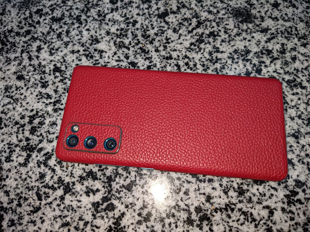 Miếng dán vừa in điện thoại. Có miếng dán bảo vệ camera luôn. Đẹp. Miếng dán vừa in điện thoại. Có miếng dán bảo vệ camera luôn. Đẹp.