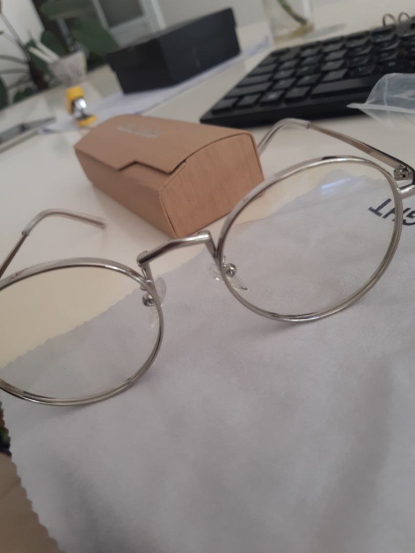 Kính khá đẹp và chắc chắn. Nhưng cái của mình mắt kính hơi xước, tiki đã hỗ trợ đổi trả.
Nói chung dịch vụ chăm sóc của Tiki rất tốt.