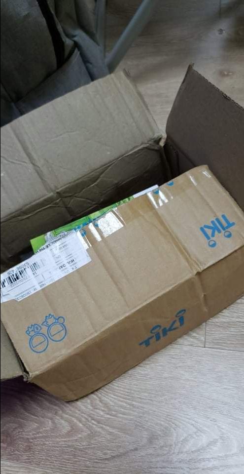 Vấn đề của tiki luôn luôn là phần đóng gói. Hộp bên ngoài thì méo mó, bên trong thì ko hề có miếng đệm mút nào cho 4 cuốn, quá tệ. Nhất là cuốn Xứ cát, gáy thì bẩn, bong cả gáy nhìn chán không tả nổi. Hy vọng tiki xem xét lại phần đóng gói.