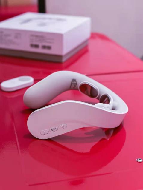 Nhóc con phải đeo khi học bài, sử dụng điều khiển qua điện thoại hay bấm remote đều được. Hàng nguyên seal, có thể điều chỉnh nhiệt và mức độ mát xa. Rất là ok.