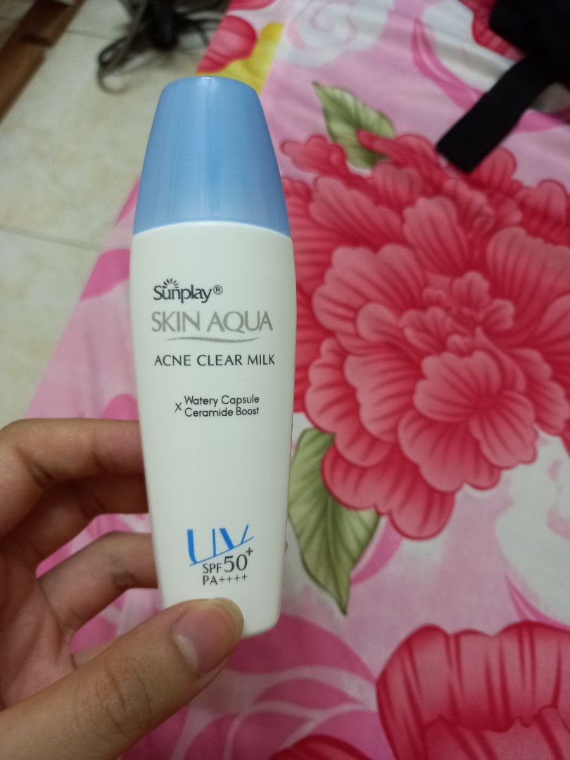 sữa chống nắng dùng êm lắm, thấm nhanh, không để lại vệt trắng đâu, sờ mịn mịn thích lắm. mình dùng 1 buổi mà thấy mặt vẫn khá khô ý, không bị bóng dầu. cơ mà ko biết chống nắng thế nào=(( điểm cộng nữa là anh shipper cực cute luôn:))))))))