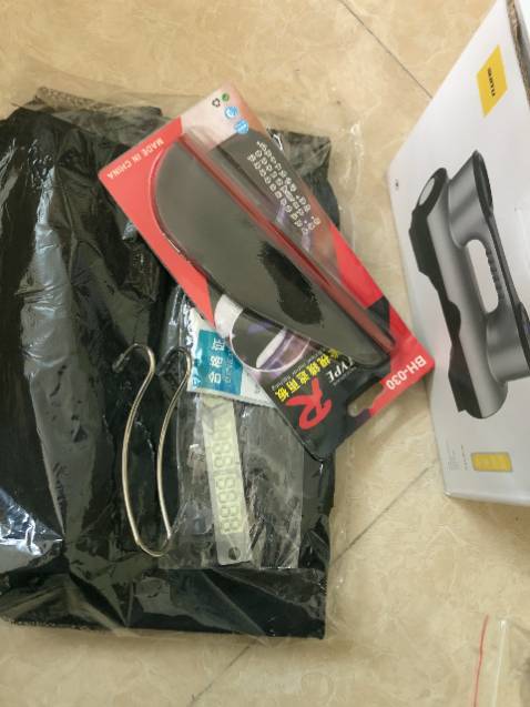 Bảng này ok nhé, phản quang tốt nên buổi tối nhìn vẫn thấy rõ, shop còn cẩn thận cho thêm cả miếng để cạo. Mua mấy thứ thì cái nào cũng hài lòng.