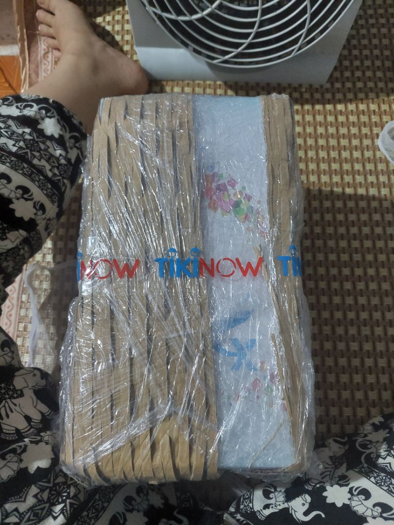 giao nhanh, bên đóng gói qua chuyển đơn nhầm của mình lên tận long biên nhưng shop đã gọi lại và báo cho mình, sản phẩm đẹp mỗi tội tay mình yếu hay sao ý nên gắn đèn vào đế không đc khớp hết nhưng k sao, còn về chất lượng thì cần thời gian sử dụng mới biết được, bao gói đẹp shop nhiệt tình nên mua ha 😍❤